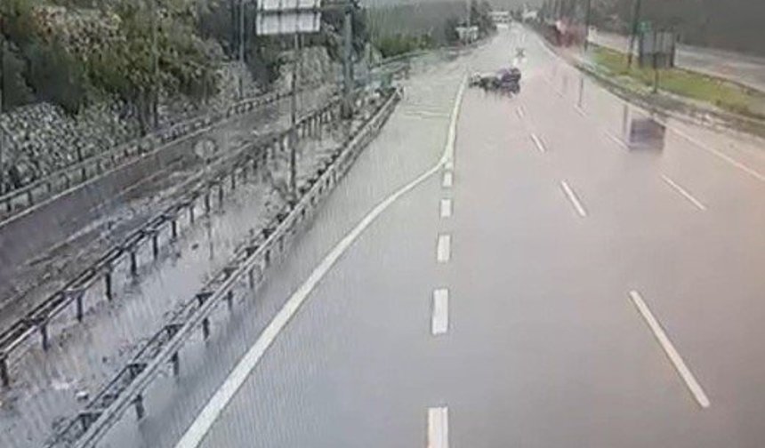 Mersin'de otomobil bariyerlere ve araca çarptı
