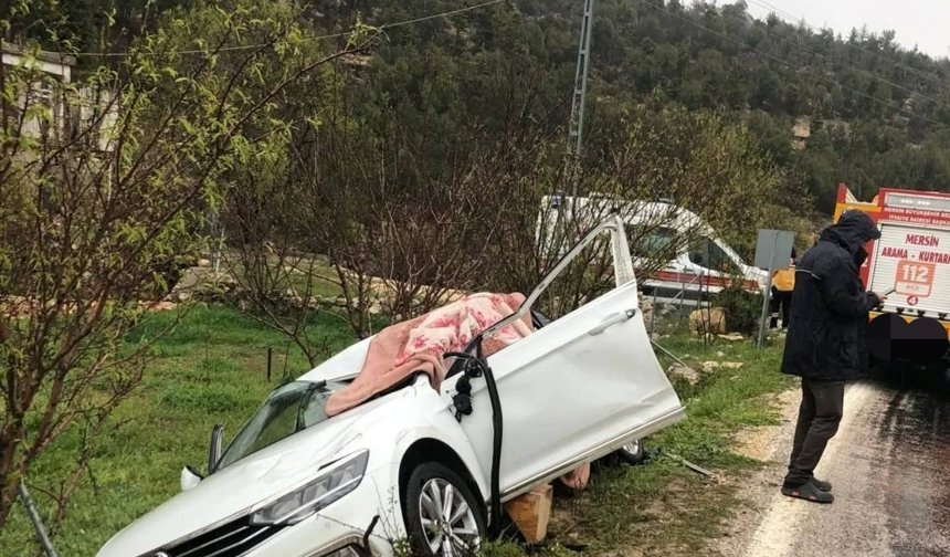 Mersin'de otomobil ile tır çarpıştı: 1 ölü, 2 yaralı