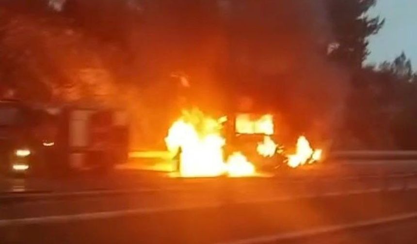 Mersin'de yolcu otobüsü alev alev yandı