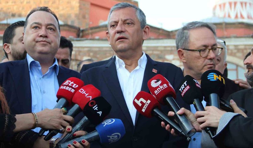 Özgür Özel bayram namazını memleketi Manisa'da kıldı