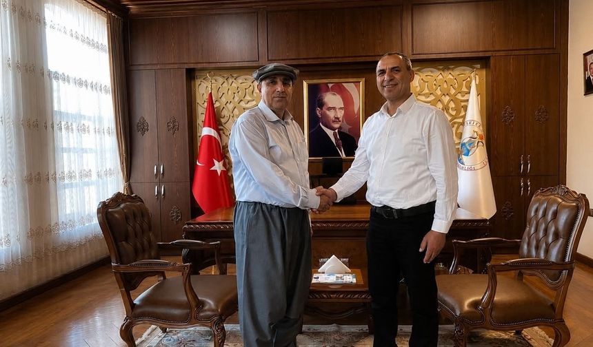 Silifke Kaymakamı Aslaner şalvar giyip kasket taktı, çiftçilerin gününü kutladı