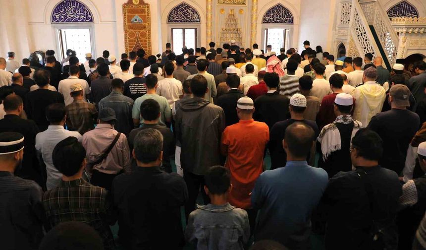 Tokyo Camii'nde bayram namazı yoğun katılım nedeniyle 3 kez kılındı