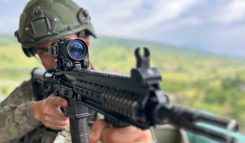 Vatan savunmasında bayram geleneği: Mehmetçik sınır hattında bayramlaştı