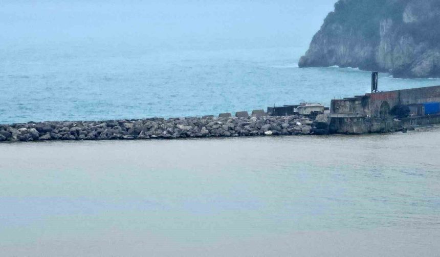 Zonguldak Limanı çamur nedeniyle sarı renge büründü