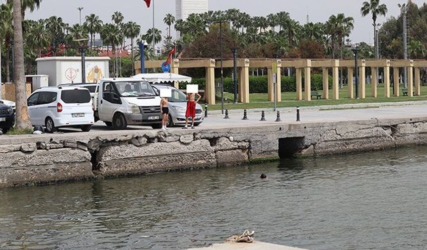 Mersin’de çocuklar bakteri dolu denizde yüzüyor