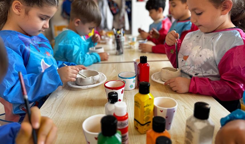 Toroslar’da minikler, anneleri için çömlek yaptı