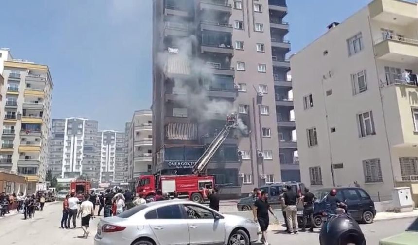 Mersin'de 10 katlı binada yangın: Sağlık ekipleri dumandan etkilenenlere müdahale etti