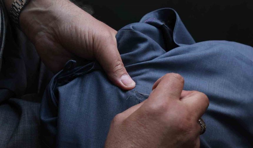 12 metrekarelik dükkanda iğne ile dokuyarak geçen ömür
