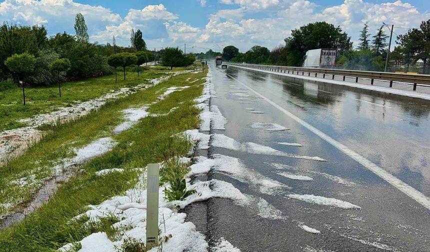 Ceviz büyüklüğünde yağan dolu kara yolunu beyaza bürüdü