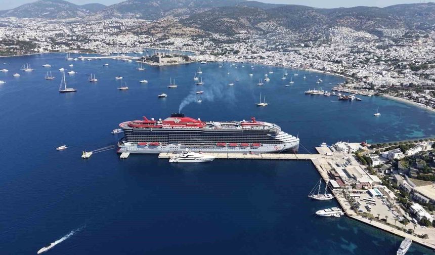 Dev kruvaziyer Scarlet Lady Bodrum'a yanaştı