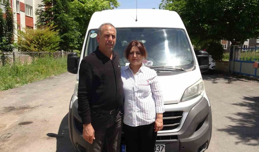Eşine yardım için direksiyon başına geçti, öğrenci servisinin sevilen şoförü oldu