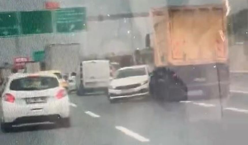 Kuzey Marmara Otoyolu'nda korku dolu anlar: Tır otomobili önüne alıp sürükledi