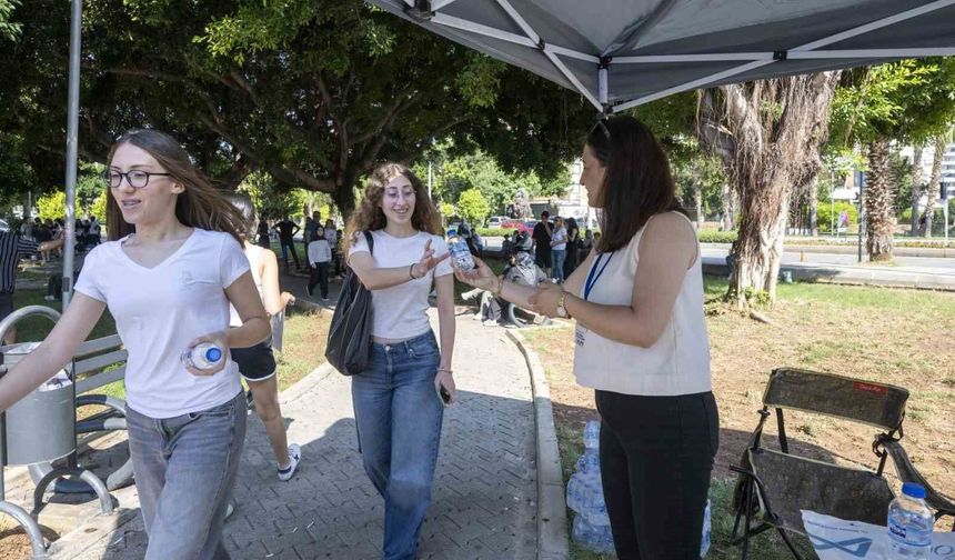 Mersin Büyükşehir Belediyesi YKS heyecanında öğrenci ve velilerin yanında yer aldı