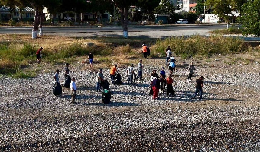 Mersin'de gençlerden sahil temizliği seferberliği