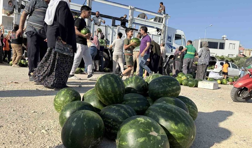 Mersin'de hayırsever, 2 kamyon karpuz dağıttı