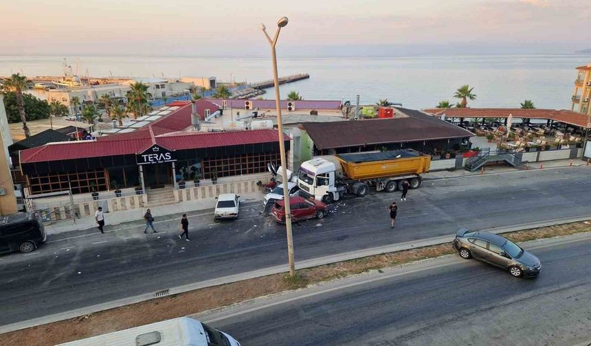 Mersin'de kontrolden çıkan kamyon, park halindeki araçları biçti