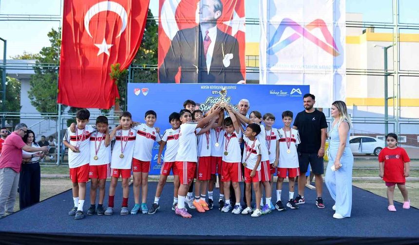 Mersin'de minik futbolcuların şenlik heyecanı sona erdi
