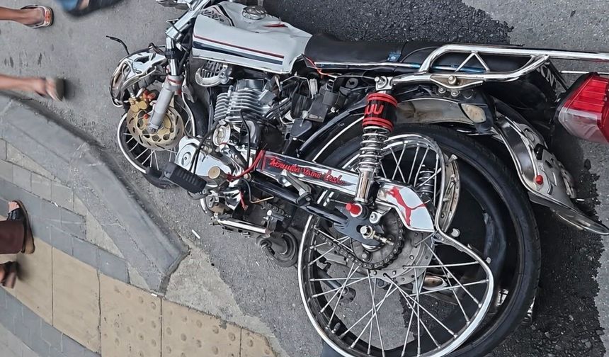 Mersin'de otomobille çarpışan motosiklet sürücüsü ağır yaralandı