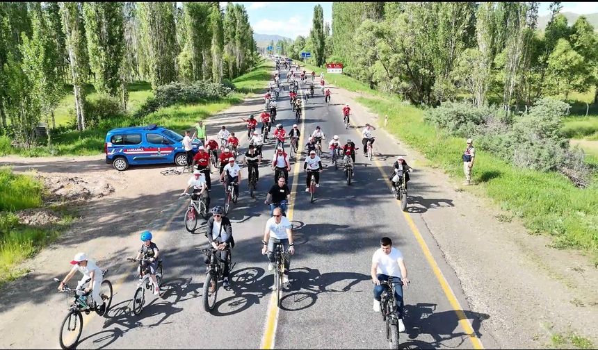 Narman'da doğa ve spor Peri Bacaları'nda buluştu