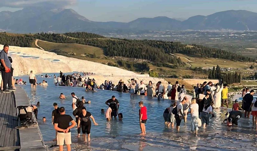 Pamukkale bayramda 113 bin ziyaretçiyi ağırladı