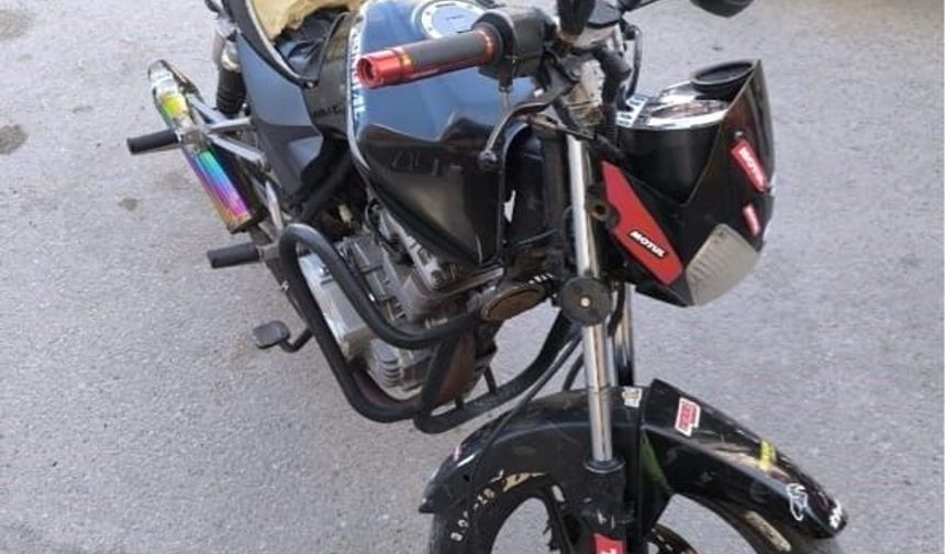 Plakasız motosikletle yola çıkan ehliyetsiz sürücüye 105 bin lira ceza