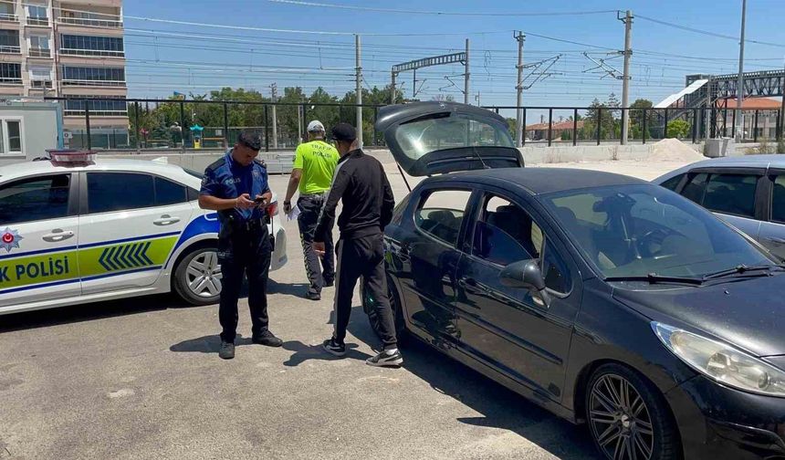 Taksiciler müşteri kılığına girdi, korsan taksiciyi yakalattı