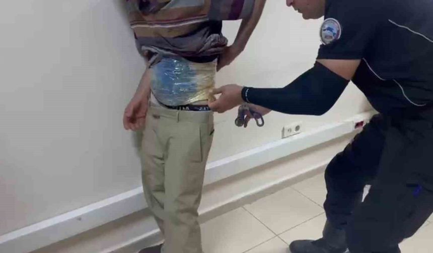 Uyuşturucuyu bantla beline ve bacaklarına saran zehir taciri hayrete düşürdü
