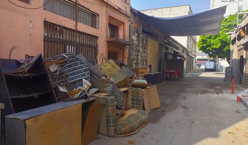 Giriş katlar çöp altında kaldı: Akdeniz’de tahtakurusu korkusu