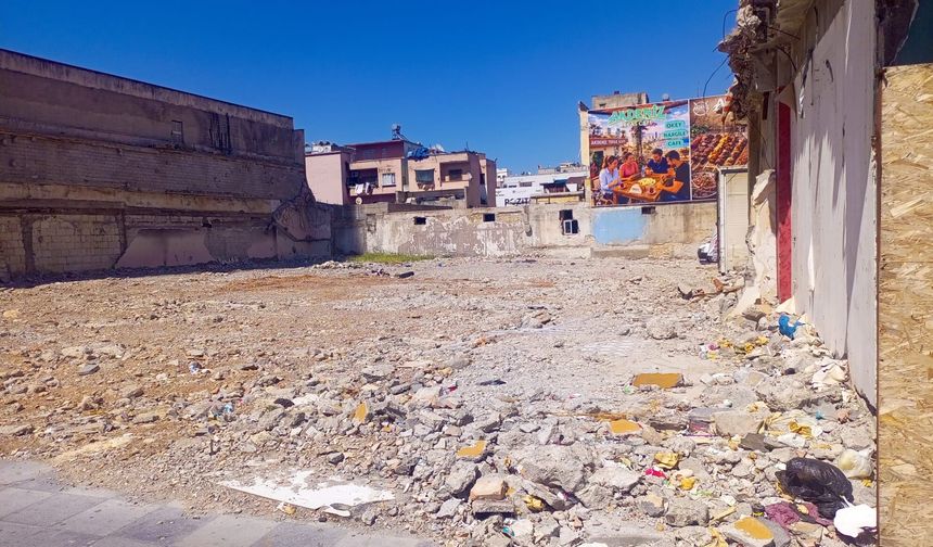 Mersin'in göbeğinde aylardır bekleyen yıkım alanı ne zaman temizlenecek?