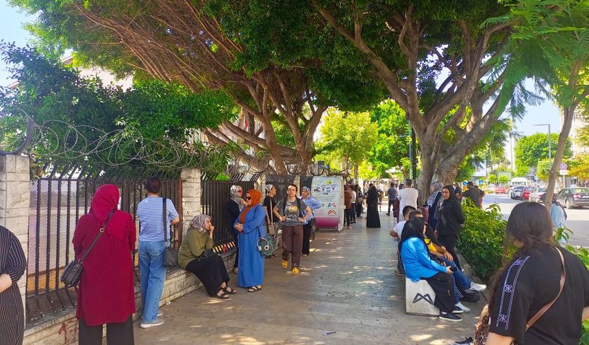 Mersin'de ailelerin heyecanlı YKS bekleyişi: Üniversite hayali için büyük maraton başladı