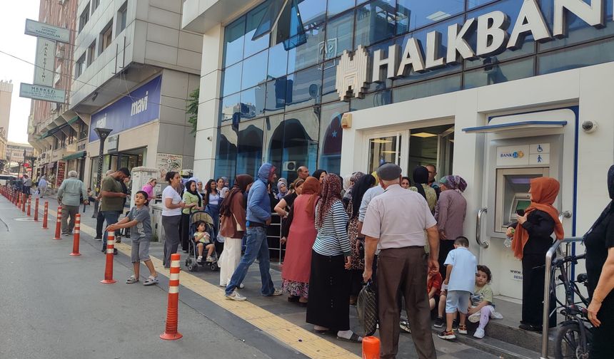 Sosyal yardımlar Halkbank’a geçti, banka önlerinde yoğunluk oluştu