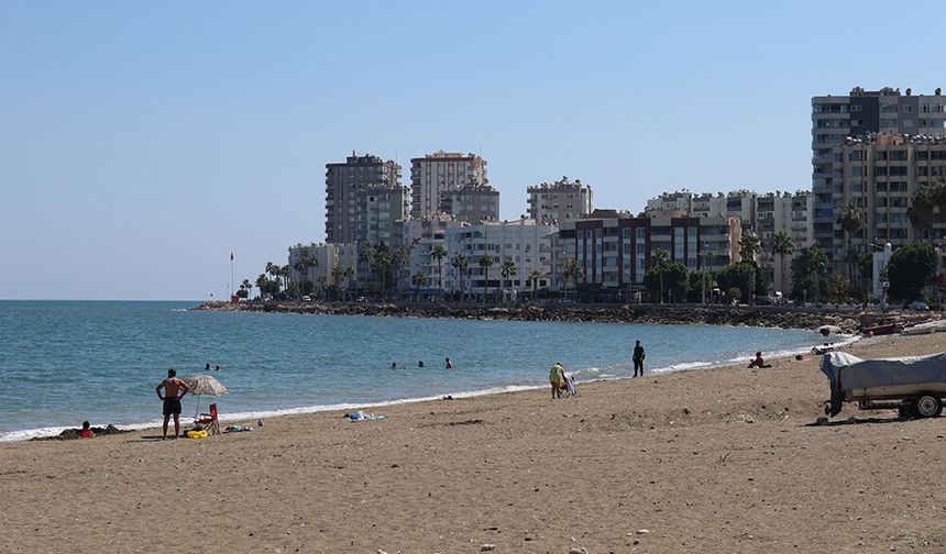 Mersin’de deniz suyu sıcaklığı tatilciler için ideal derecelere geldi