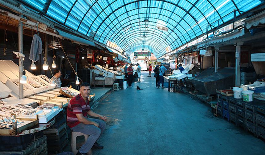 Balık Pazarı esnafı sinek avlıyor
