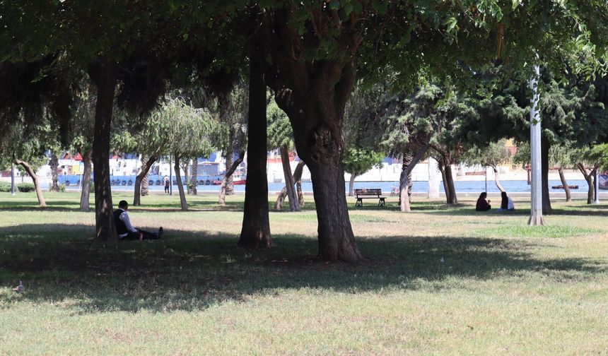 Mersin’de kavurucu sıcaklar başladı: Vatandaşlar gölgelere sığındı