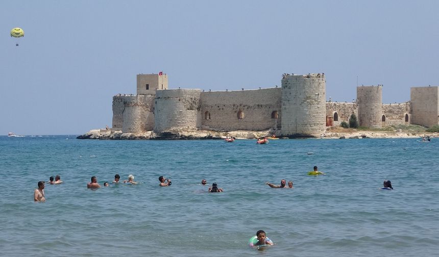 Mersin'de serinlemek isteyenler plajları doldurdu