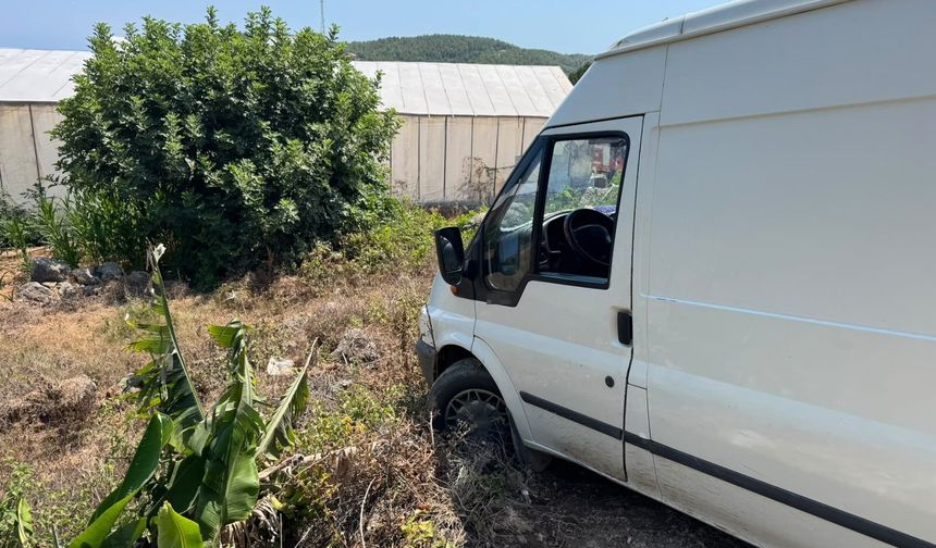 Mersin'de ticari araç, çıkmaz sokağa girdi bahçeye düşmesine ramak kaldı