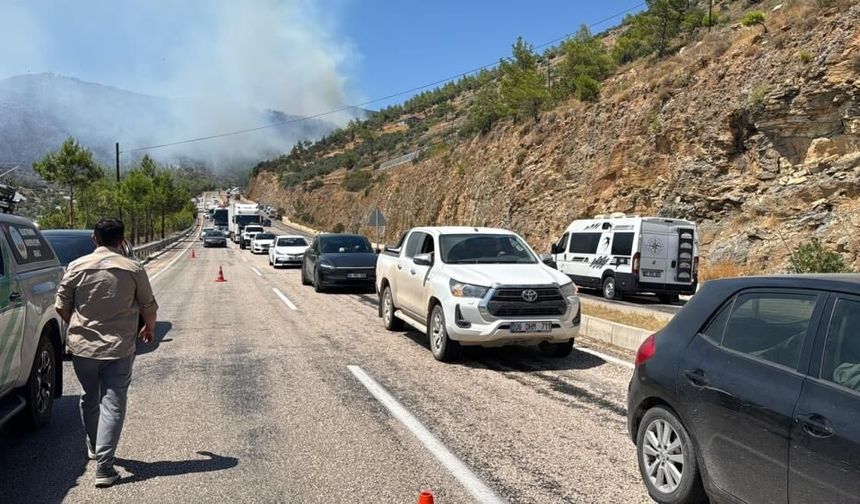 Aydıncık'taki orman yangınında 80 hane tahliye edildi