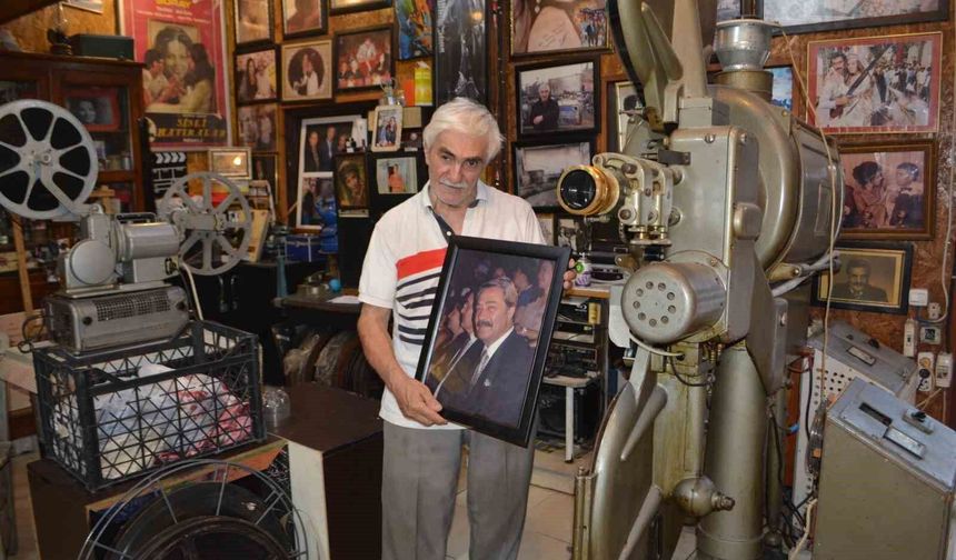 Adana'da Kadir İnanır anısına ücretsiz sinema gösterimi yapılıyor