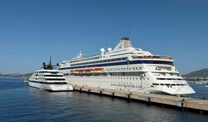 Bodrum'a iki gemi birden geldi