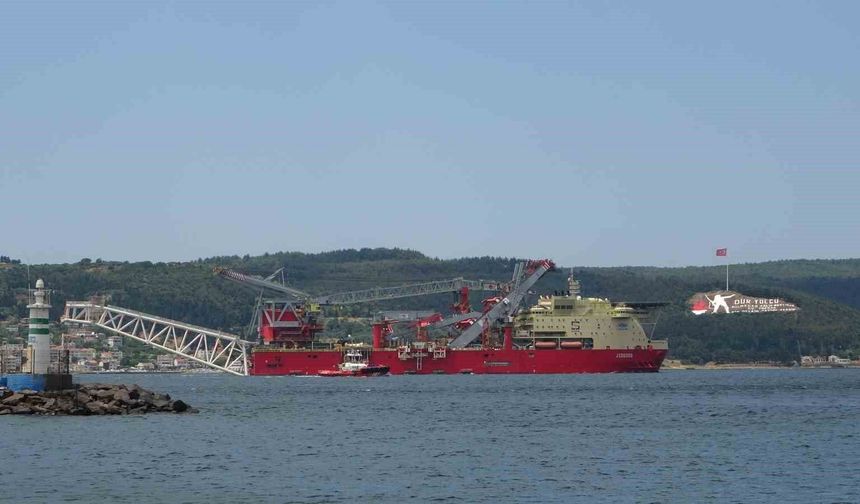 Boru döşeme gemisi 'JSD 6000' Çanakkale Boğazı'ndan geçti