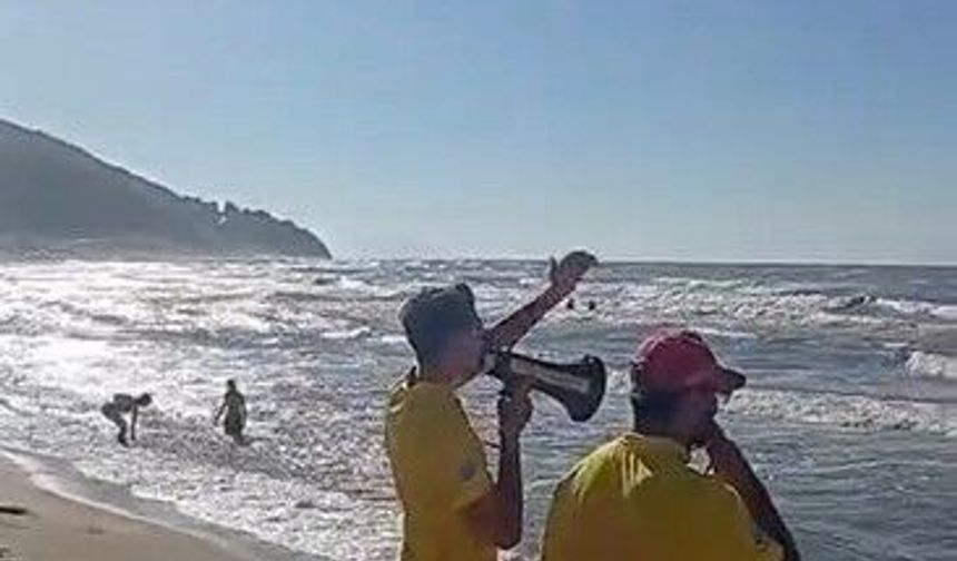 Dalgalara aldırış etmedi, cankurtaran ekiplerine zor anlar yaşattı