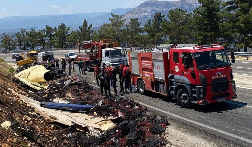 Devrilen kamyon hurdaya döndü, sıkışan sürücü kurtarıldı