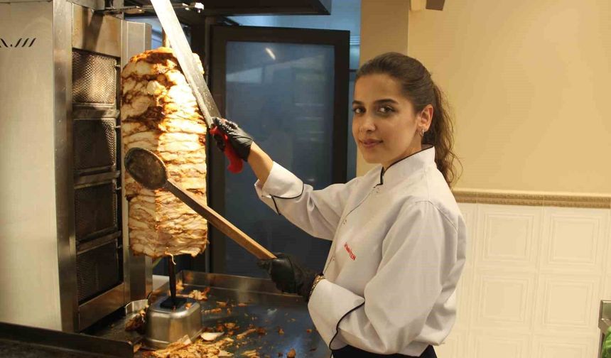 Dış ticaret okudu ama dönerdeki ustalığı göz dolduruyor