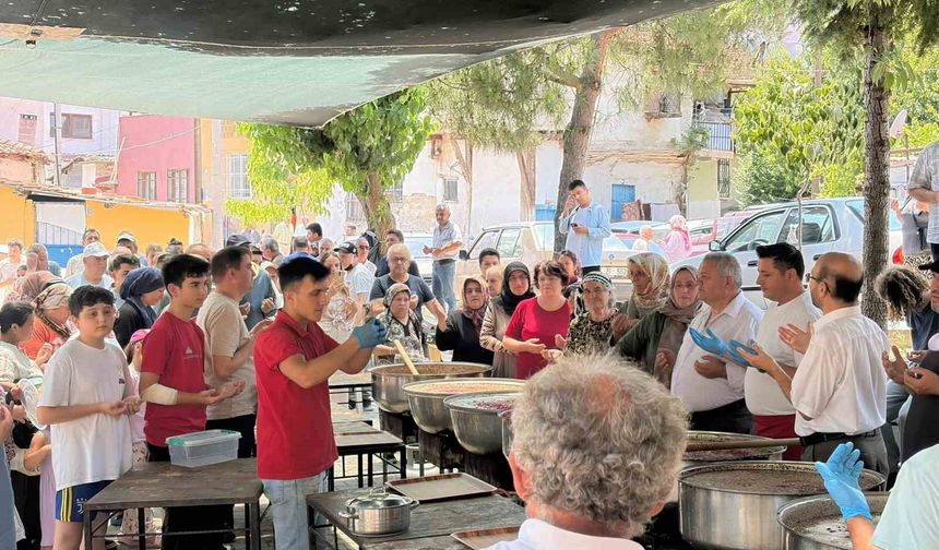 Güroluk Mahallesi'nde 34 yıllık aşure geleneği yaşatılıyor