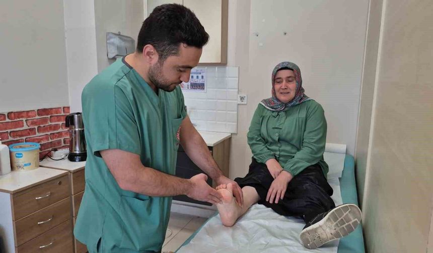 İlk ayakkabısını 51 yaşında giyebildi