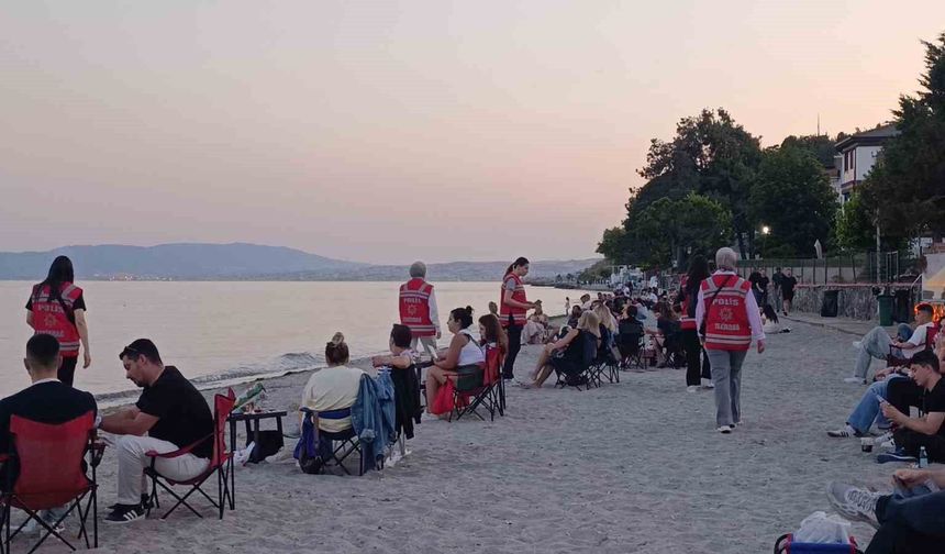 Kadın polislerden huzur mesaisi: Sahilde broşür dağıttılar