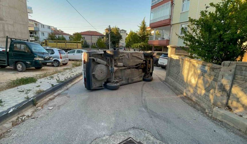 Karaman'da kaldırıma çarpan otomobil yan yattı: Kazada sürücünün burnu bile kanamadı