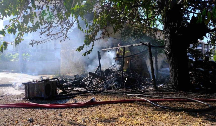 Karaman'da tutuşan atık malzemeler eve sıçramadan söndürüldü