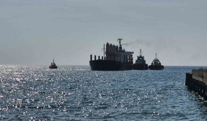 Karaya oturan gemi 4 gündür kurtarılmayı bekliyor