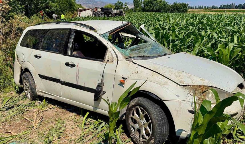 Kargo aracı otomobille çarpıştı: 5 yaralı